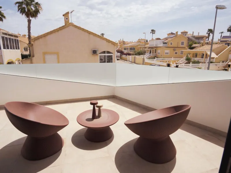 VILLAS DE LUJO! OBRA NUEVA DE ALTA CALIDAD! 3 DORMITORIOS. 3 BAÑOS. PISCINA PRIVADA. PARCELA 180M2.