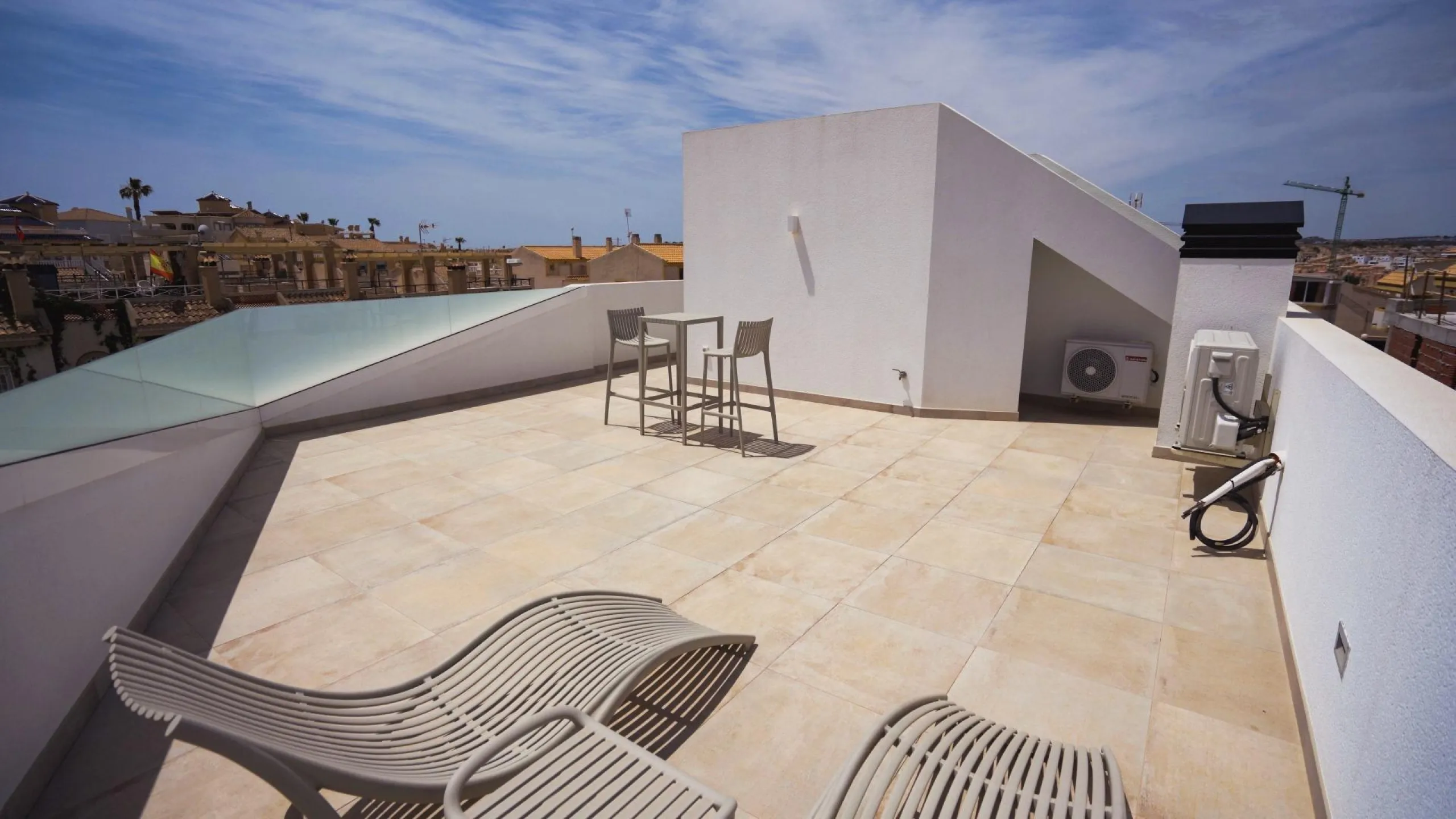 VILLAS DE LUJO! OBRA NUEVA DE ALTA CALIDAD! 3 DORMITORIOS. 3 BAÑOS. PISCINA PRIVADA. PARCELA 180M2.