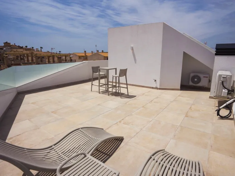 VILLAS DE LUJO! OBRA NUEVA DE ALTA CALIDAD! 3 DORMITORIOS. 3 BAÑOS. PISCINA PRIVADA. PARCELA 180M2.