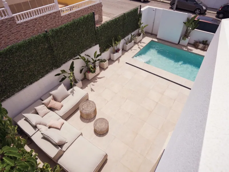 VILLAS DE LUJO! OBRA NUEVA DE ALTA CALIDAD! 3 DORMITORIOS. 3 BAÑOS. PISCINA PRIVADA. PARCELA 180M2.