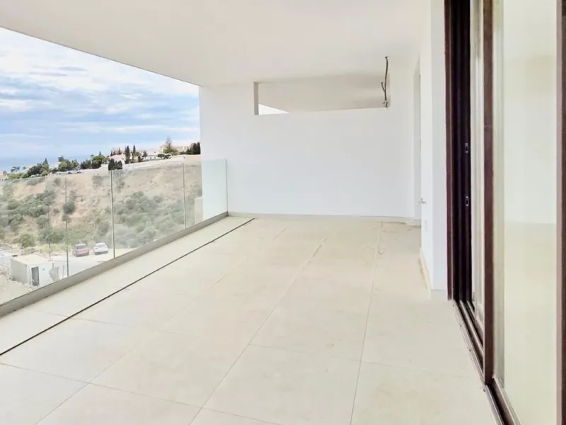 Exklusives mediterranes Wohnen in dieser unbenutzten, nach Süden ausgerichteten Wohnung in der begehrten Phase Las Lomas 5 von La Reserva del Higuerón