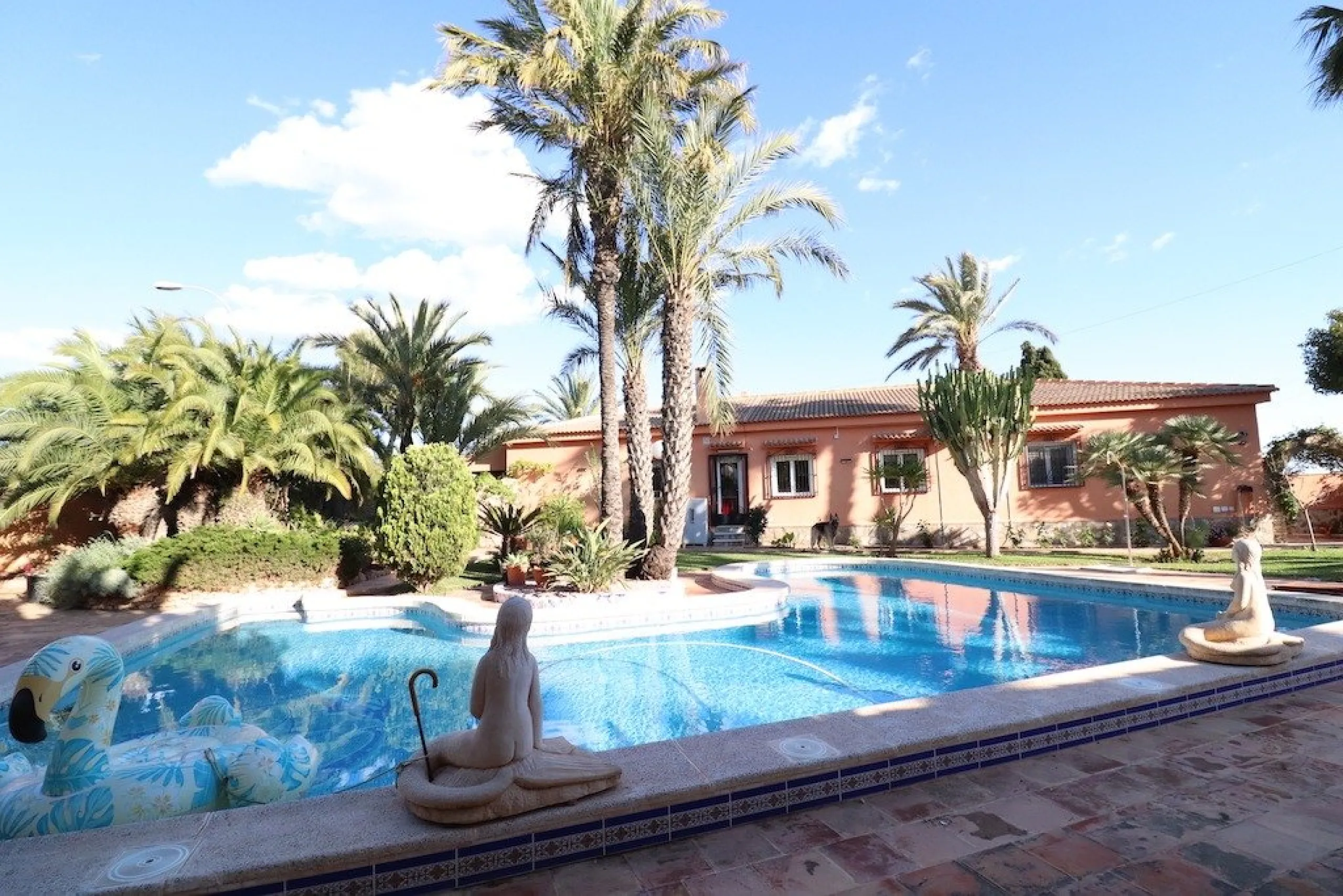 VILLA CON 1900 M2 DE PARCELA. 5 DORM. 3 BAÑOS. 2 SALONES. 380M2 DE CASA. PISCINA PRIVADA.