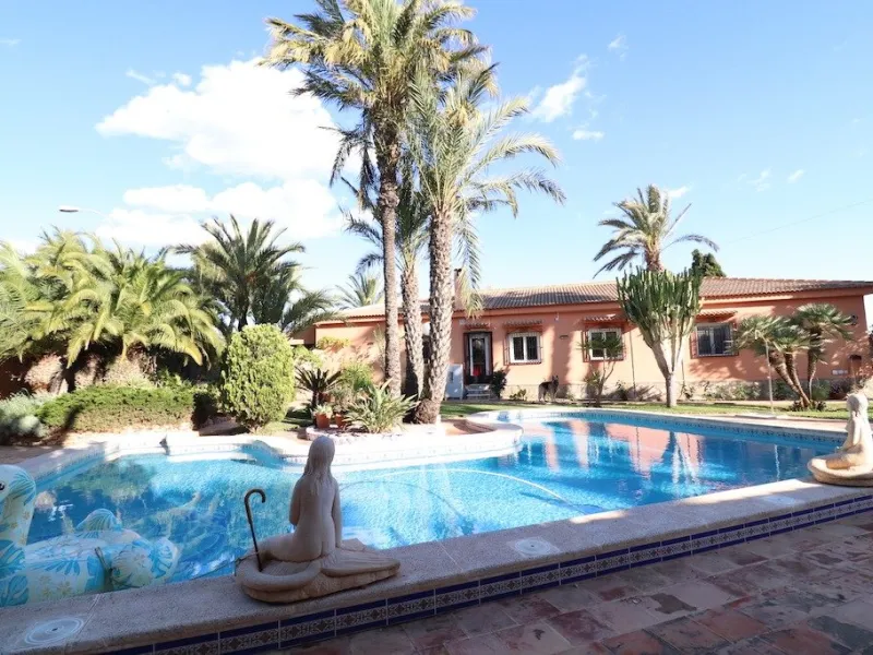 VILLA CON 1900 M2 DE PARCELA. 5 DORM. 3 BAÑOS. 2 SALONES. 380M2 DE CASA. PISCINA PRIVADA.