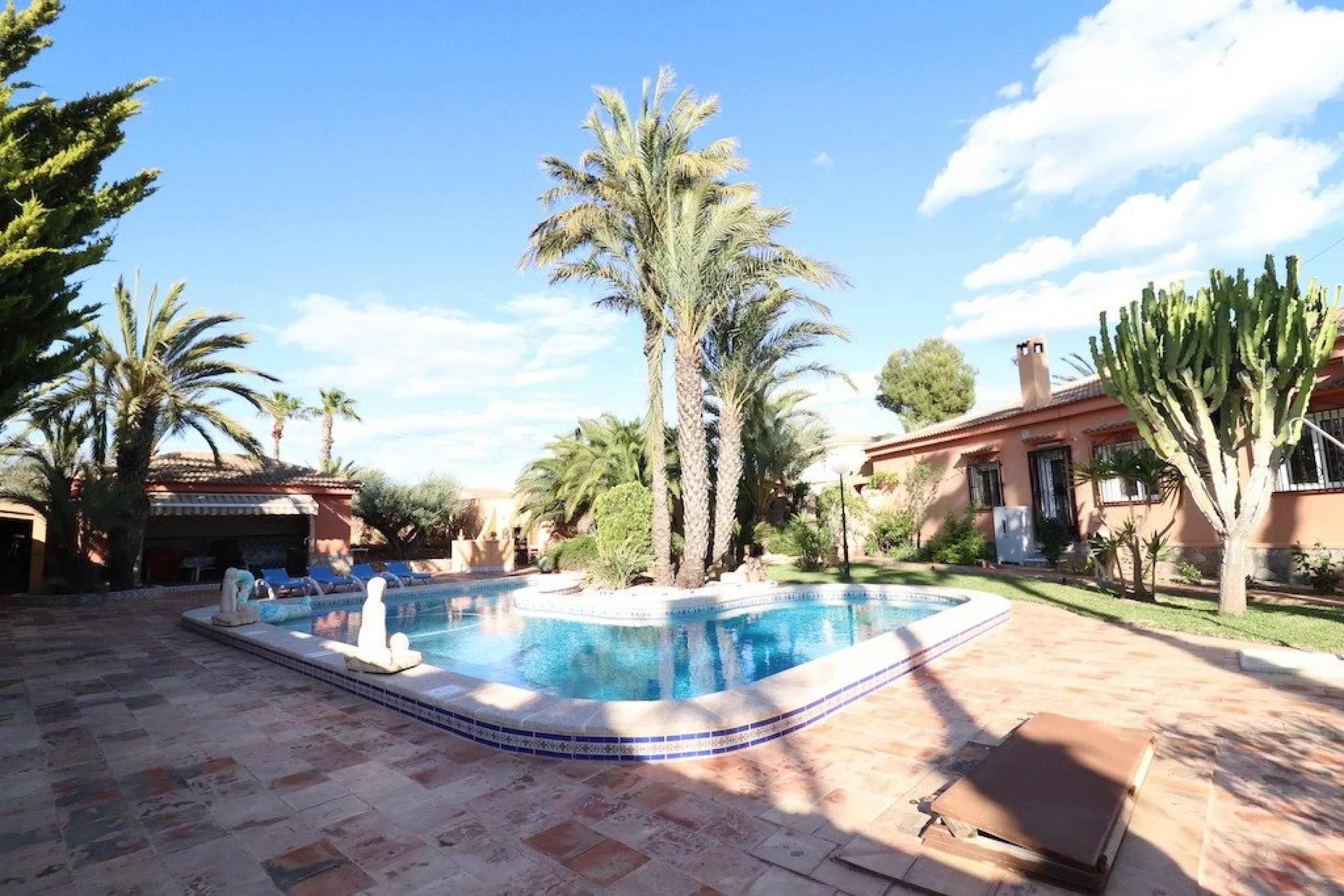 VILLA CON 1900 M2 DE PARCELA. 5 DORM. 3 BAÑOS. 2 SALONES. 380M2 DE CASA. PISCINA PRIVADA.