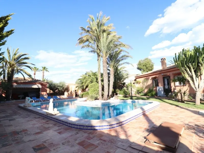 VILLA CON 1900 M2 DE PARCELA. 5 DORM. 3 BAÑOS. 2 SALONES. 380M2 DE CASA. PISCINA PRIVADA.