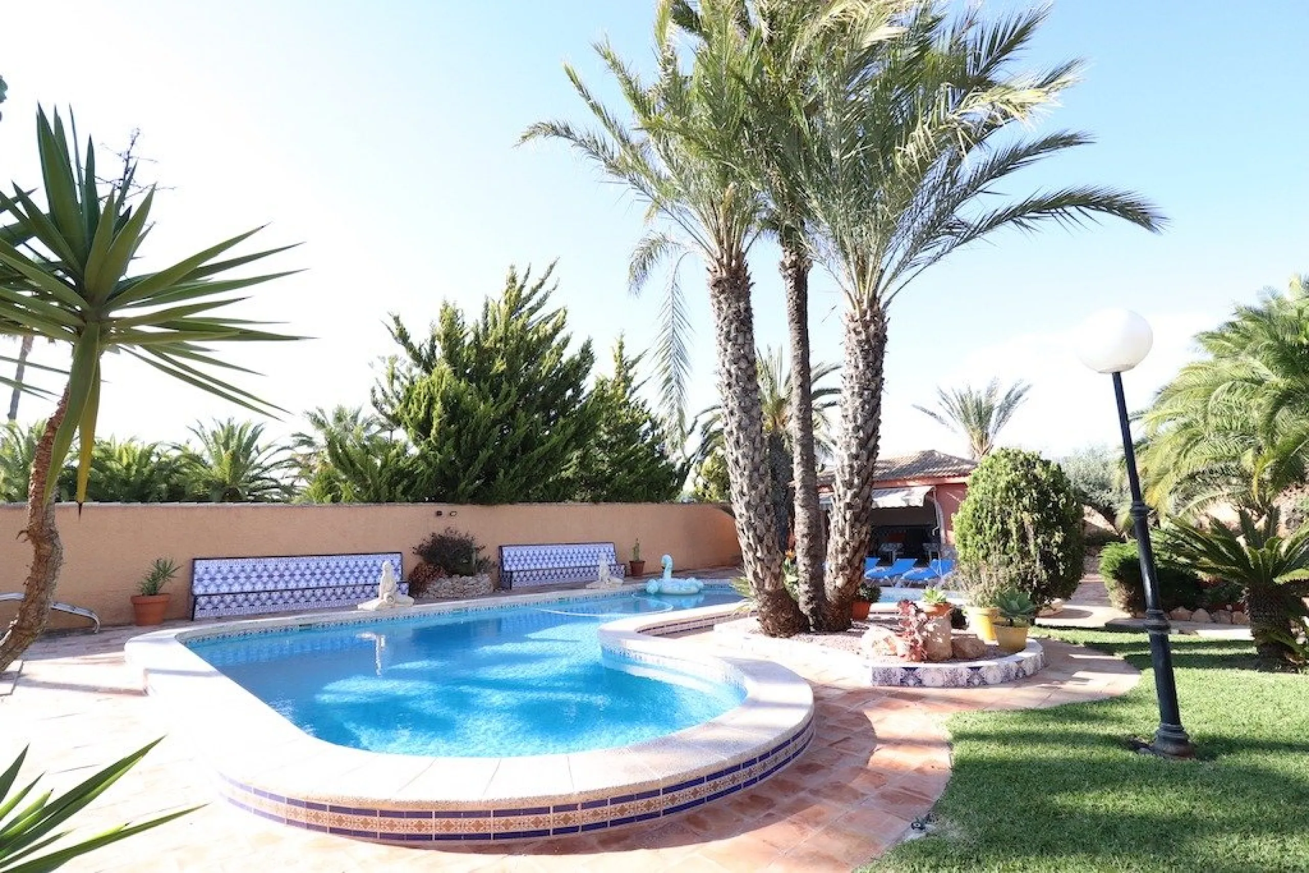 VILLA CON 1900 M2 DE PARCELA. 5 DORM. 3 BAÑOS. 2 SALONES. 380M2 DE CASA. PISCINA PRIVADA.