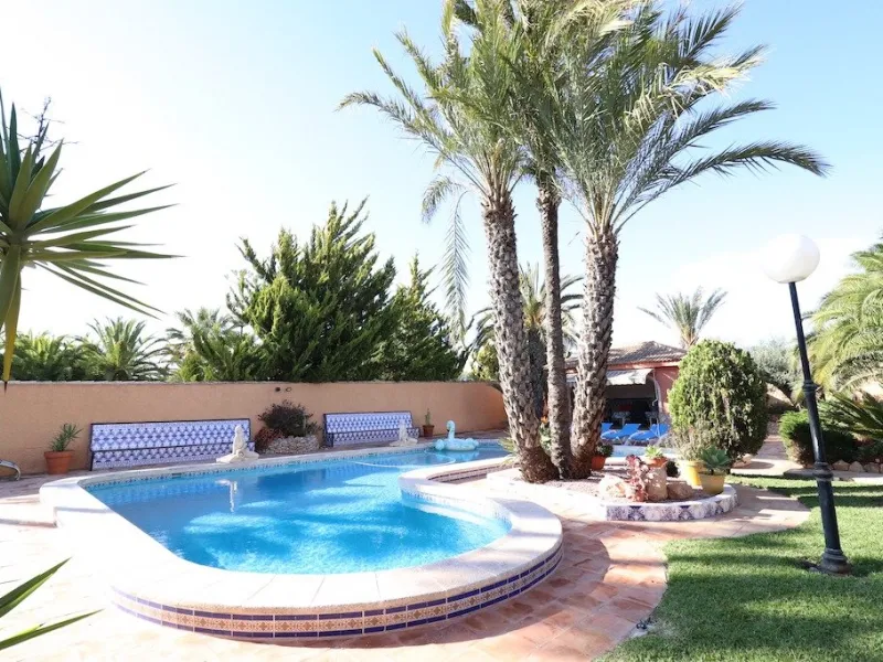 VILLA CON 1900 M2 DE PARCELA. 5 DORM. 3 BAÑOS. 2 SALONES. 380M2 DE CASA. PISCINA PRIVADA.