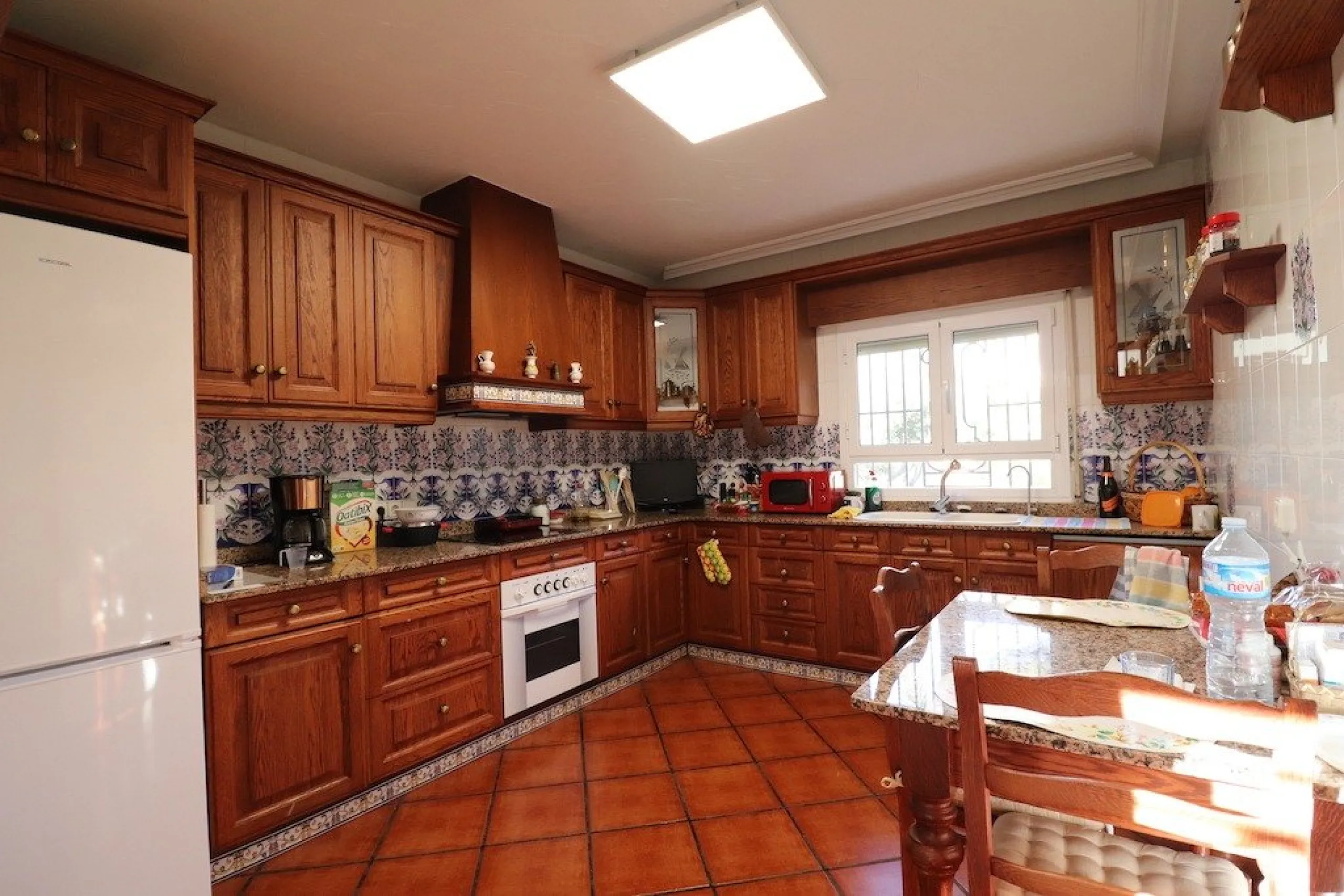 VILLA CON 1900 M2 DE PARCELA. 5 DORM. 3 BAÑOS. 2 SALONES. 380M2 DE CASA. PISCINA PRIVADA.