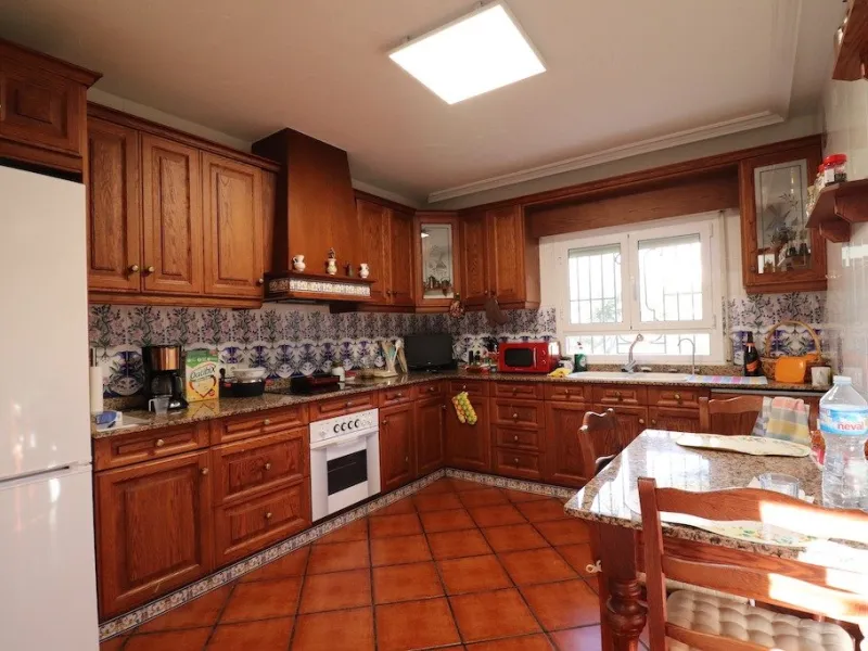VILLA CON 1900 M2 DE PARCELA. 5 DORM. 3 BAÑOS. 2 SALONES. 380M2 DE CASA. PISCINA PRIVADA.