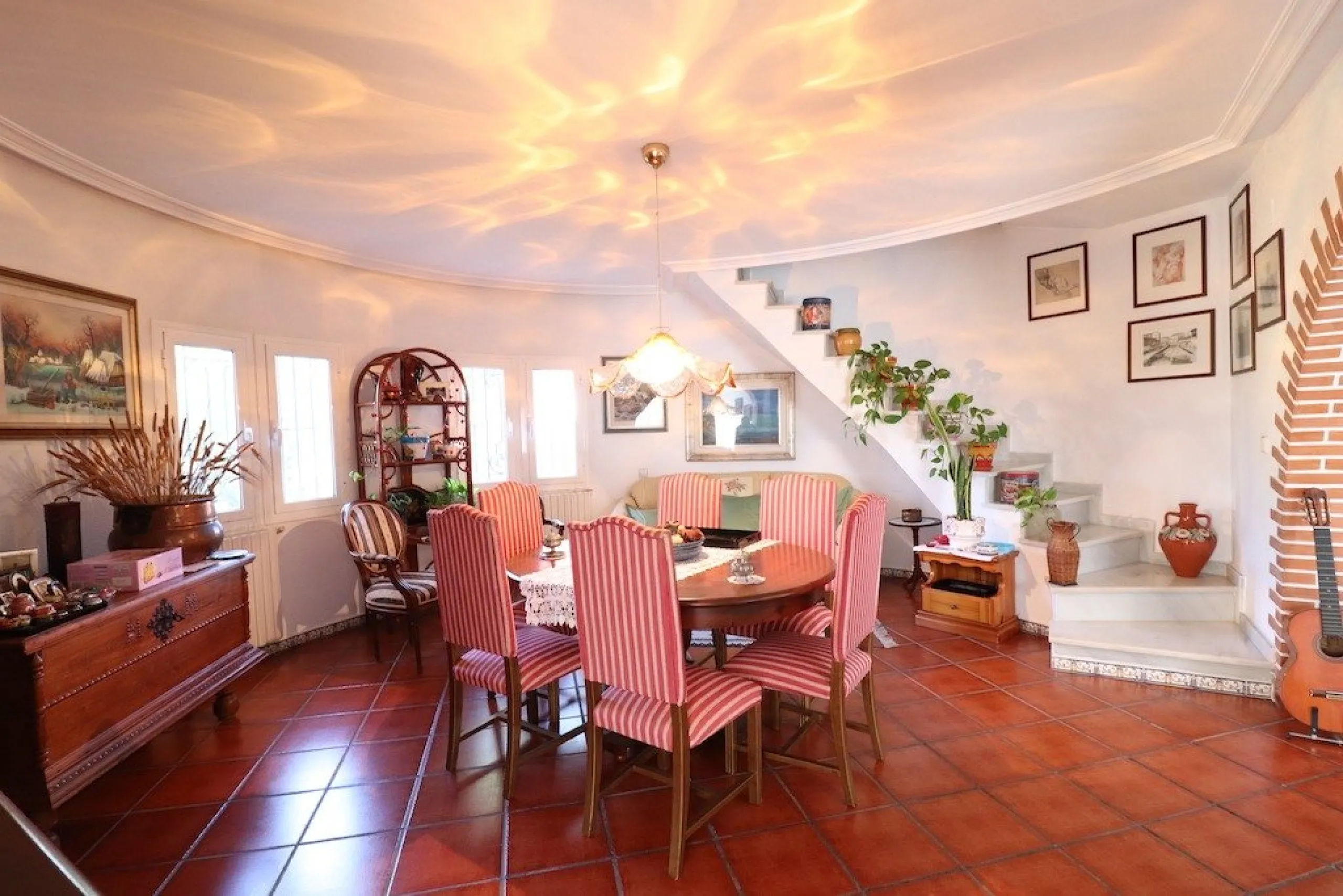 VILLA CON 1900 M2 DE PARCELA. 5 DORM. 3 BAÑOS. 2 SALONES. 380M2 DE CASA. PISCINA PRIVADA.