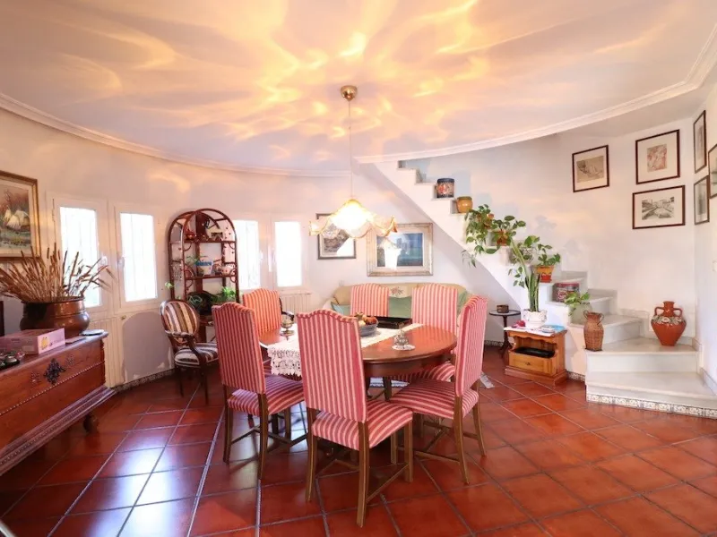 VILLA CON 1900 M2 DE PARCELA. 5 DORM. 3 BAÑOS. 2 SALONES. 380M2 DE CASA. PISCINA PRIVADA.