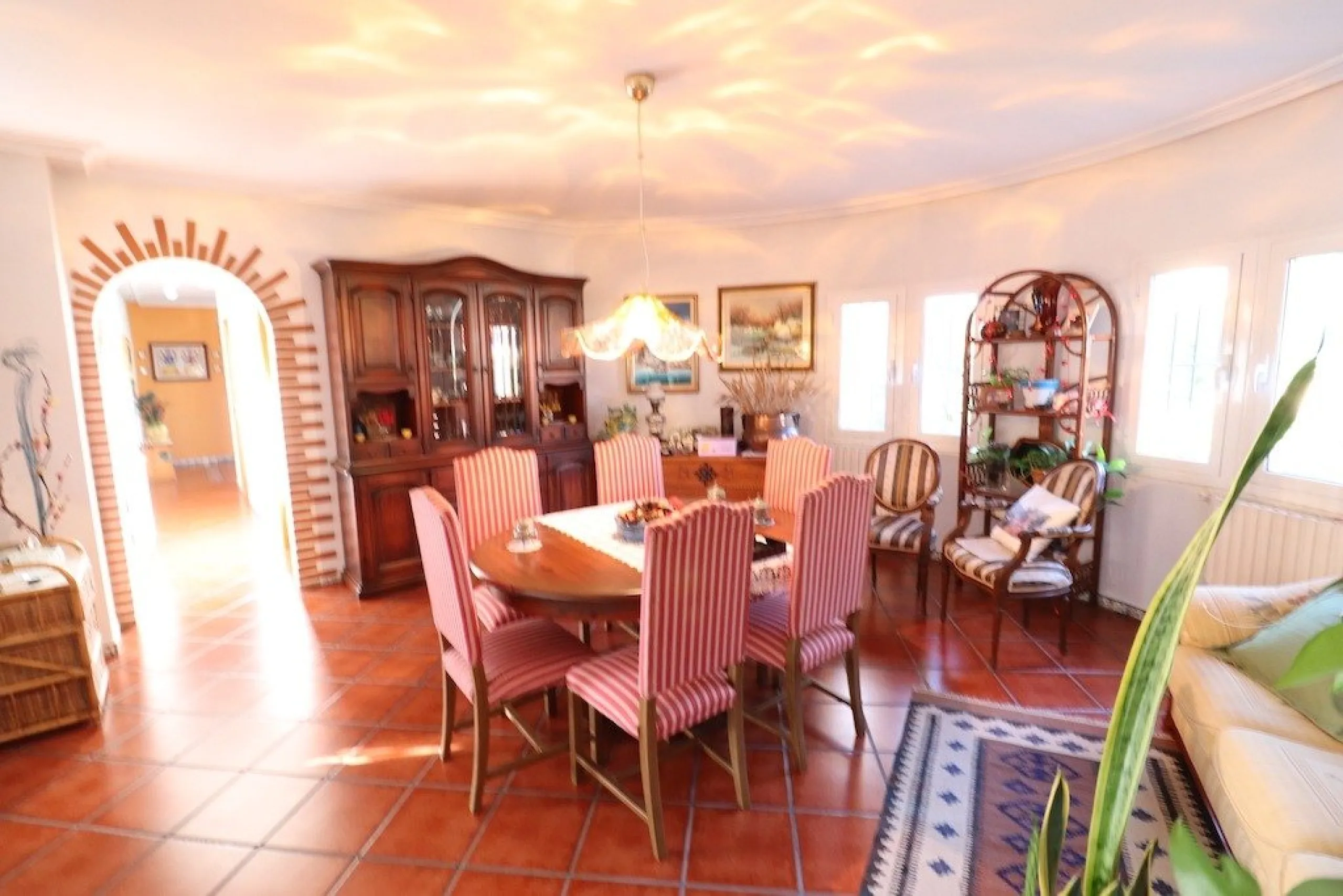 VILLA CON 1900 M2 DE PARCELA. 5 DORM. 3 BAÑOS. 2 SALONES. 380M2 DE CASA. PISCINA PRIVADA.
