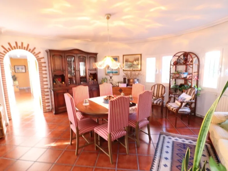 VILLA CON 1900 M2 DE PARCELA. 5 DORM. 3 BAÑOS. 2 SALONES. 380M2 DE CASA. PISCINA PRIVADA.