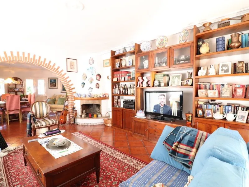 VILLA CON 1900 M2 DE PARCELA. 5 DORM. 3 BAÑOS. 2 SALONES. 380M2 DE CASA. PISCINA PRIVADA.