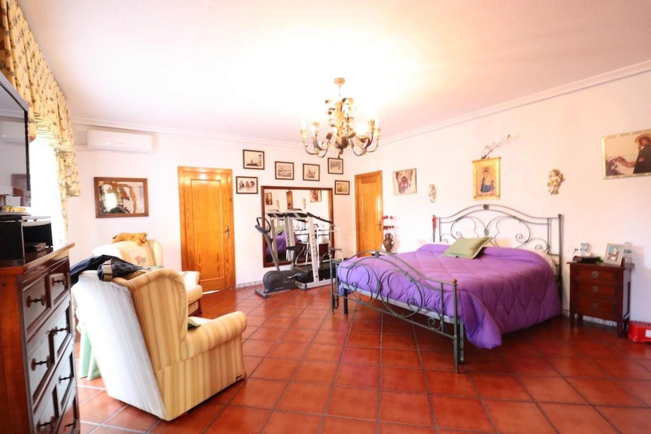 VILLA CON 1900 M2 DE PARCELA. 5 DORM. 3 BAÑOS. 2 SALONES. 380M2 DE CASA. PISCINA PRIVADA.