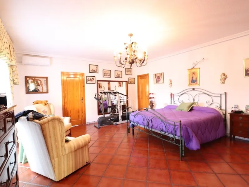 VILLA CON 1900 M2 DE PARCELA. 5 DORM. 3 BAÑOS. 2 SALONES. 380M2 DE CASA. PISCINA PRIVADA.