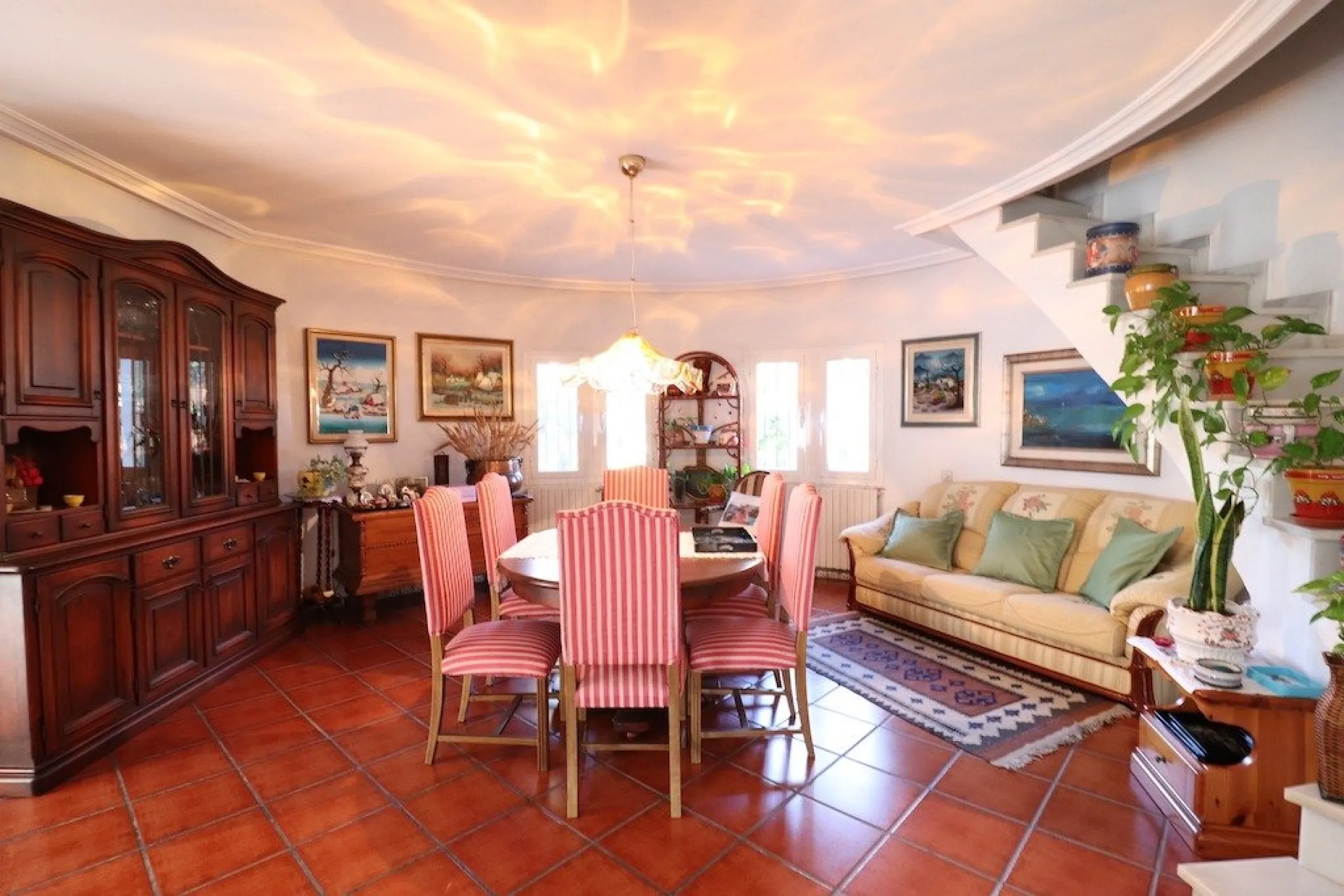 VILLA CON 1900 M2 DE PARCELA. 5 DORM. 3 BAÑOS. 2 SALONES. 380M2 DE CASA. PISCINA PRIVADA.