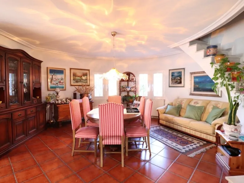 VILLA CON 1900 M2 DE PARCELA. 5 DORM. 3 BAÑOS. 2 SALONES. 380M2 DE CASA. PISCINA PRIVADA.