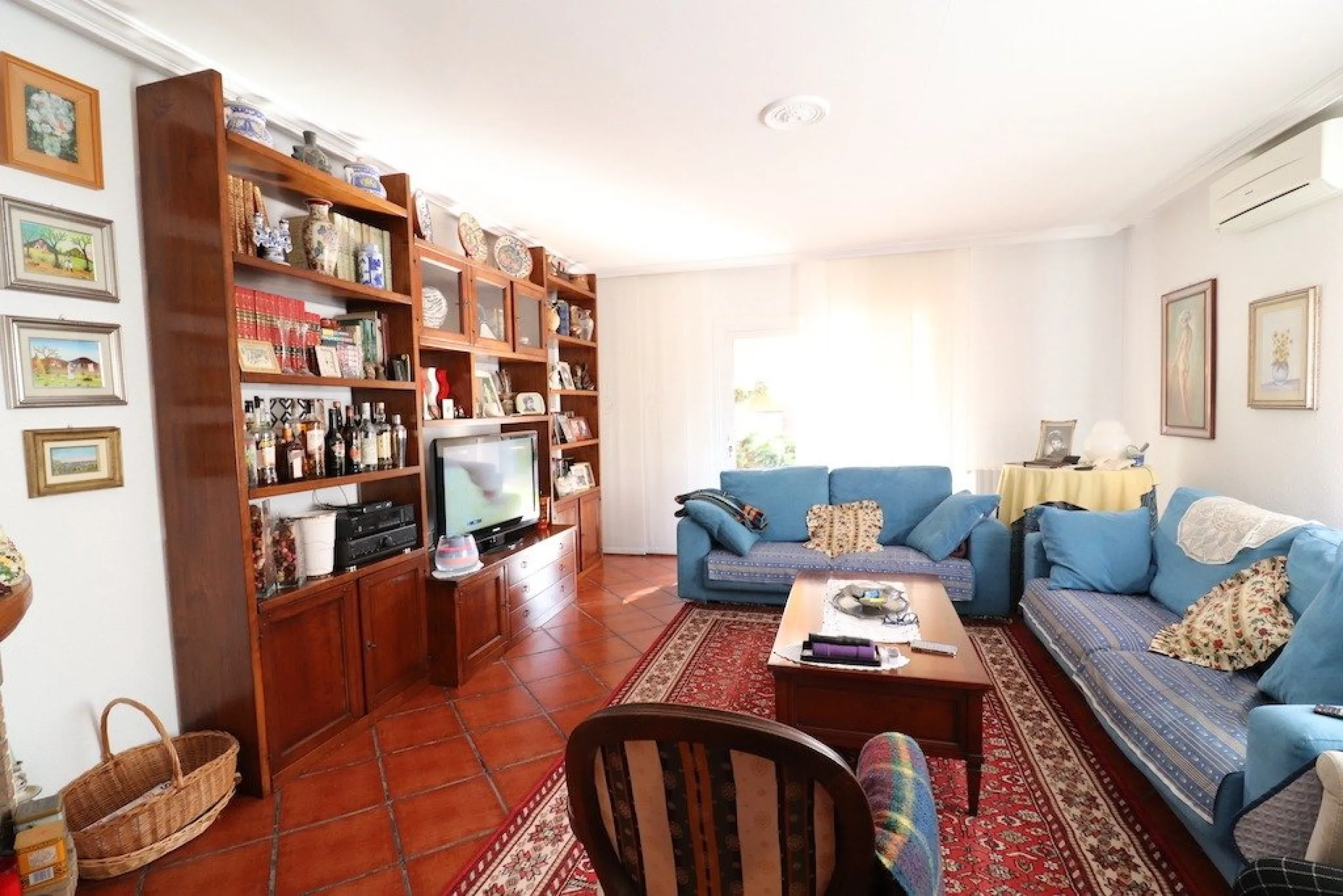 VILLA CON 1900 M2 DE PARCELA. 5 DORM. 3 BAÑOS. 2 SALONES. 380M2 DE CASA. PISCINA PRIVADA.