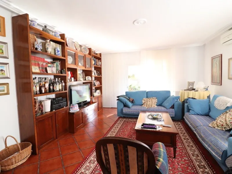 VILLA CON 1900 M2 DE PARCELA. 5 DORM. 3 BAÑOS. 2 SALONES. 380M2 DE CASA. PISCINA PRIVADA.