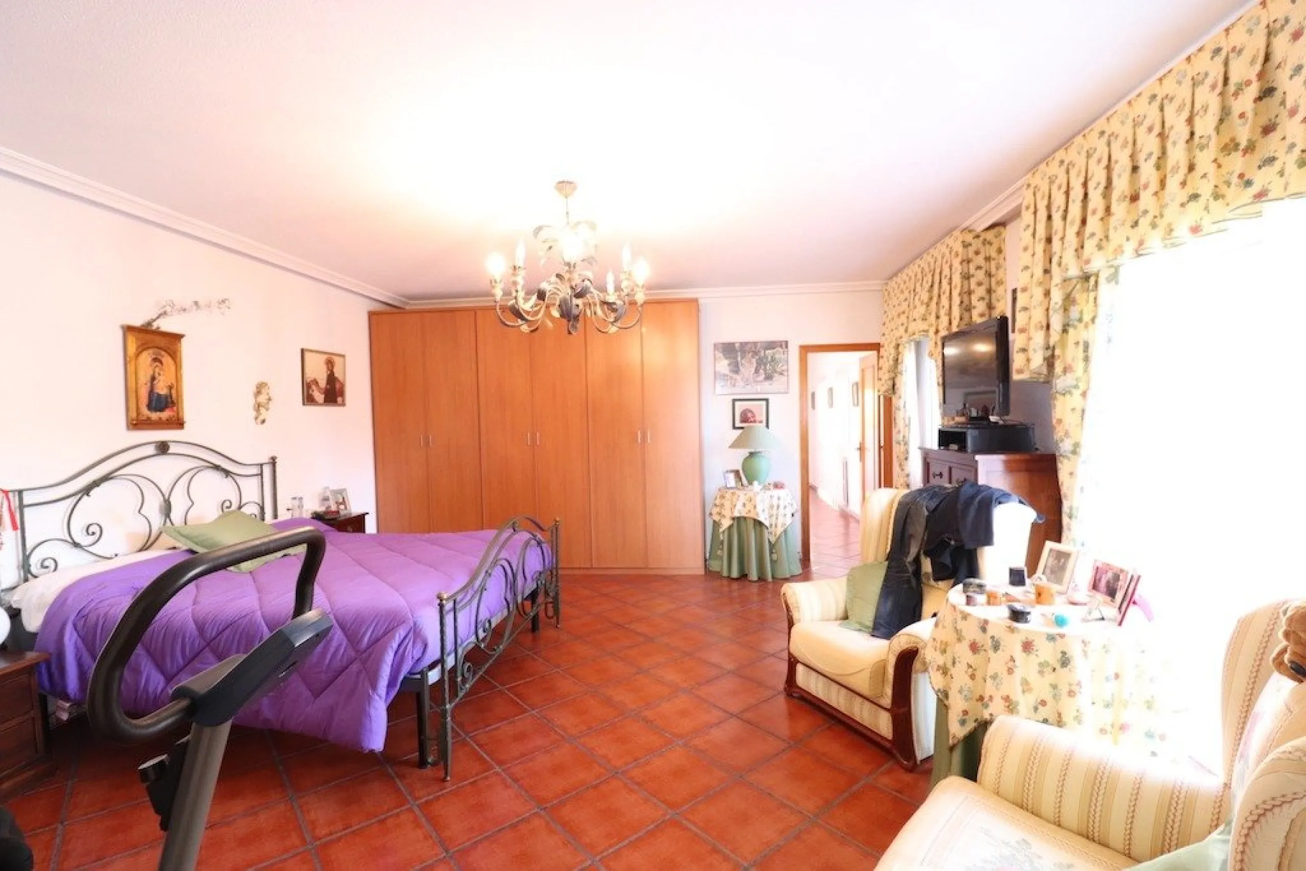 VILLA CON 1900 M2 DE PARCELA. 5 DORM. 3 BAÑOS. 2 SALONES. 380M2 DE CASA. PISCINA PRIVADA.