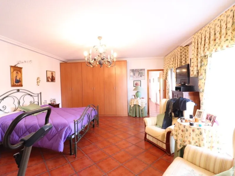 VILLA CON 1900 M2 DE PARCELA. 5 DORM. 3 BAÑOS. 2 SALONES. 380M2 DE CASA. PISCINA PRIVADA.