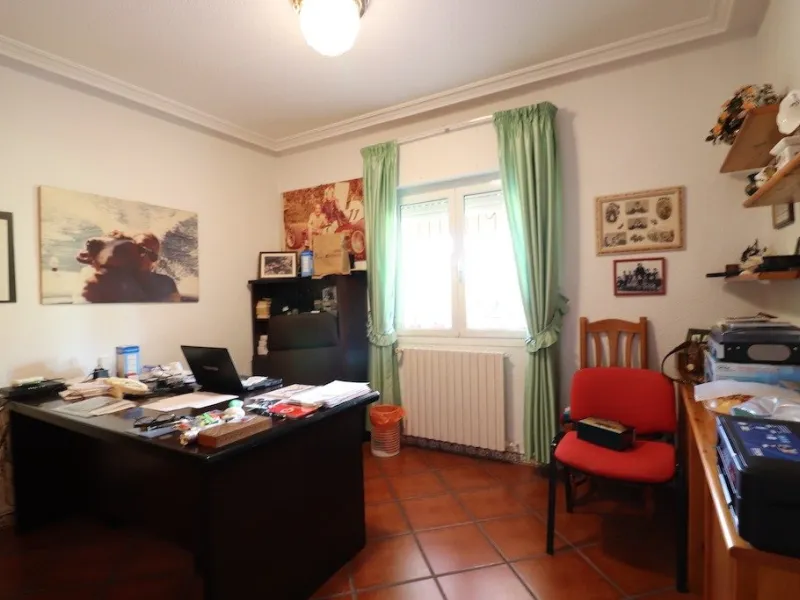 VILLA CON 1900 M2 DE PARCELA. 5 DORM. 3 BAÑOS. 2 SALONES. 380M2 DE CASA. PISCINA PRIVADA.