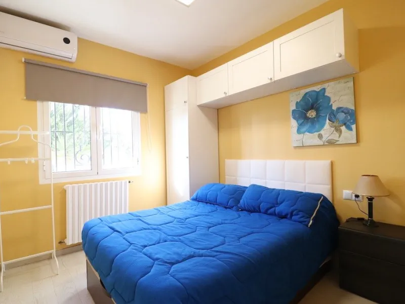 VILLA CON 1900 M2 DE PARCELA. 5 DORM. 3 BAÑOS. 2 SALONES. 380M2 DE CASA. PISCINA PRIVADA.