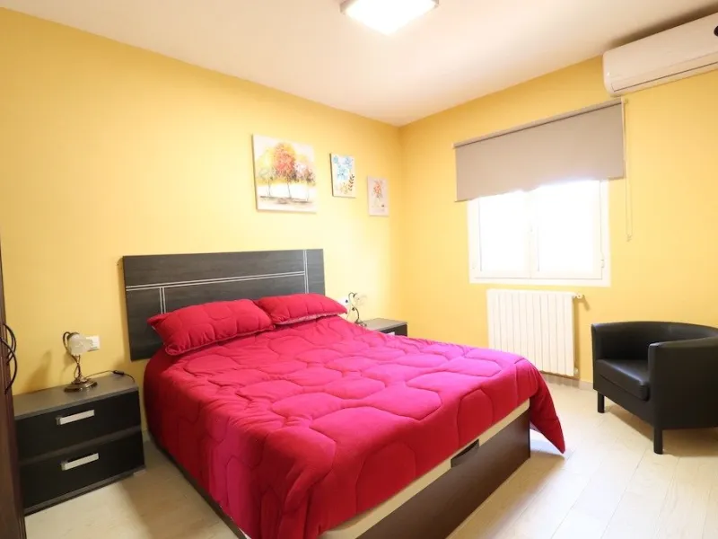 VILLA CON 1900 M2 DE PARCELA. 5 DORM. 3 BAÑOS. 2 SALONES. 380M2 DE CASA. PISCINA PRIVADA.