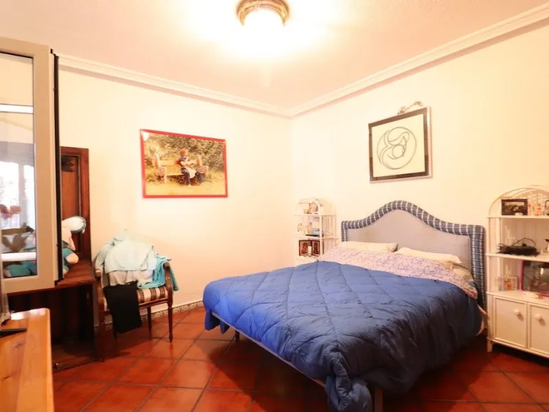VILLA CON 1900 M2 DE PARCELA. 5 DORM. 3 BAÑOS. 2 SALONES. 380M2 DE CASA. PISCINA PRIVADA.