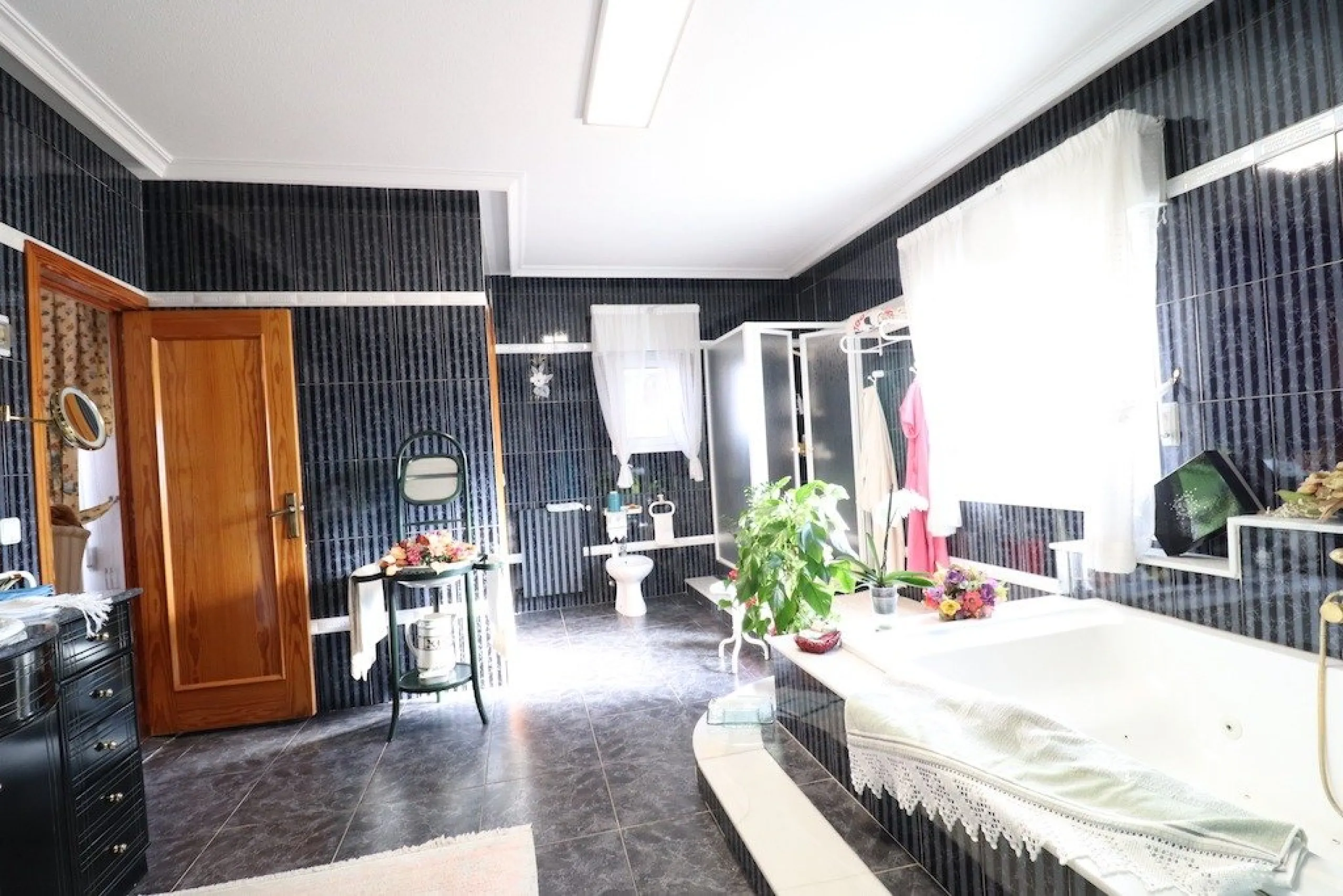 VILLA CON 1900 M2 DE PARCELA. 5 DORM. 3 BAÑOS. 2 SALONES. 380M2 DE CASA. PISCINA PRIVADA.