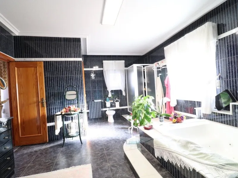 VILLA CON 1900 M2 DE PARCELA. 5 DORM. 3 BAÑOS. 2 SALONES. 380M2 DE CASA. PISCINA PRIVADA.