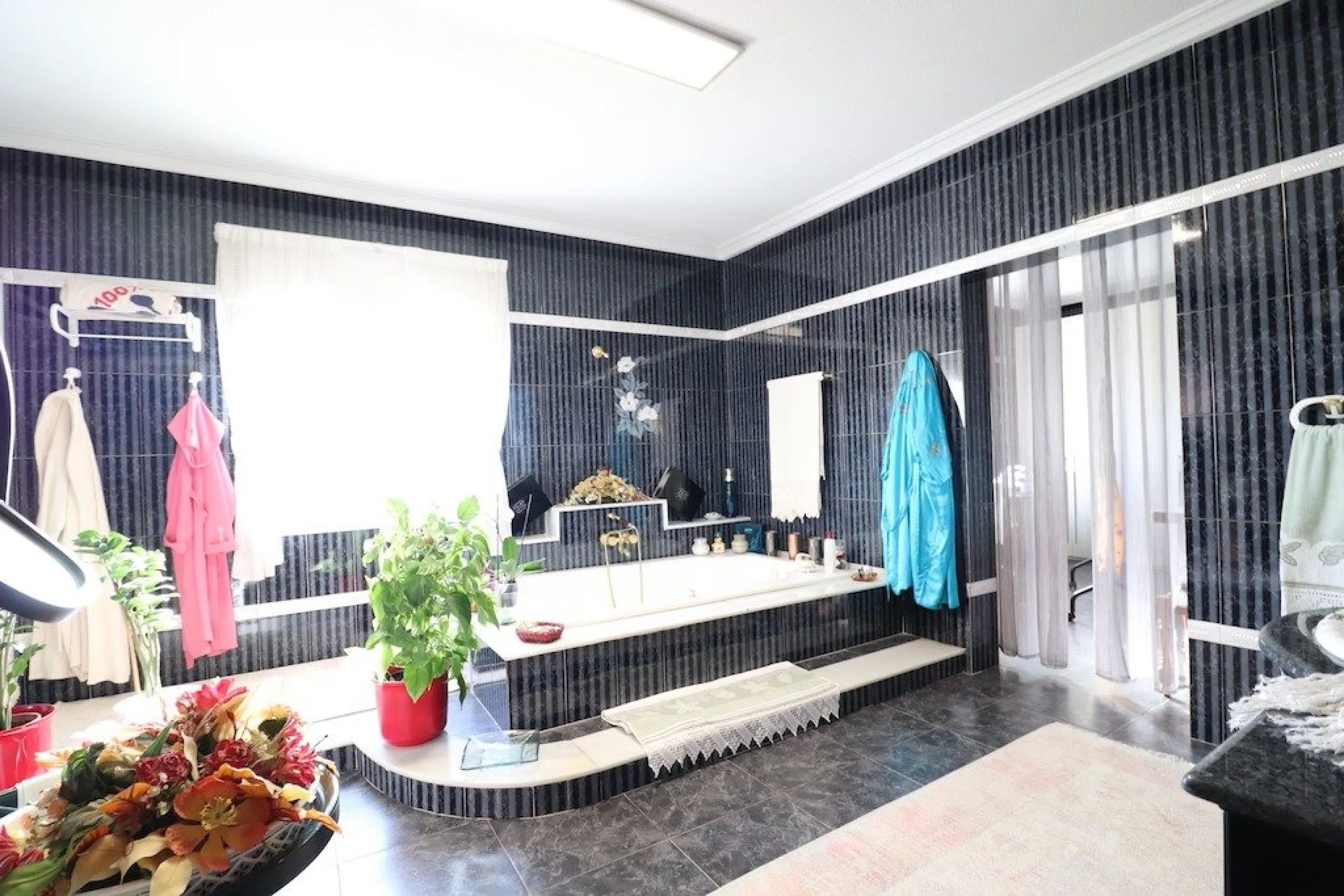 VILLA CON 1900 M2 DE PARCELA. 5 DORM. 3 BAÑOS. 2 SALONES. 380M2 DE CASA. PISCINA PRIVADA.