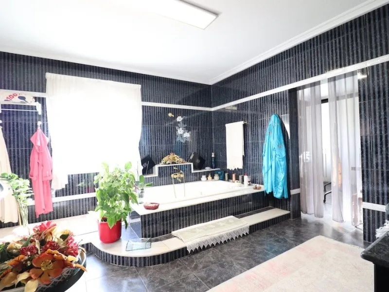 VILLA CON 1900 M2 DE PARCELA. 5 DORM. 3 BAÑOS. 2 SALONES. 380M2 DE CASA. PISCINA PRIVADA.