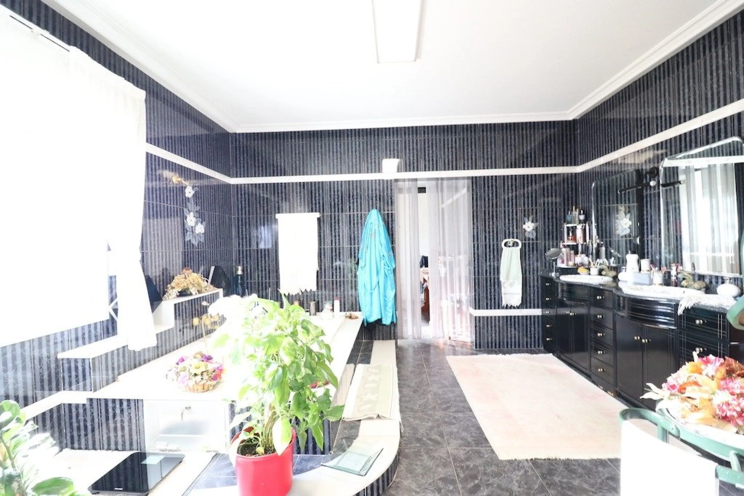 VILLA CON 1900 M2 DE PARCELA. 5 DORM. 3 BAÑOS. 2 SALONES. 380M2 DE CASA. PISCINA PRIVADA.