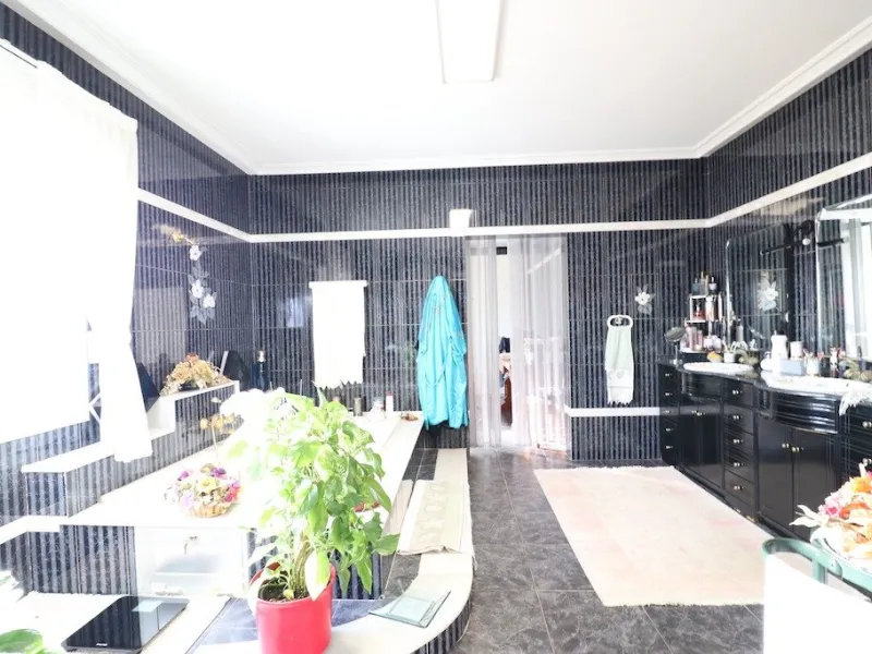 VILLA CON 1900 M2 DE PARCELA. 5 DORM. 3 BAÑOS. 2 SALONES. 380M2 DE CASA. PISCINA PRIVADA.