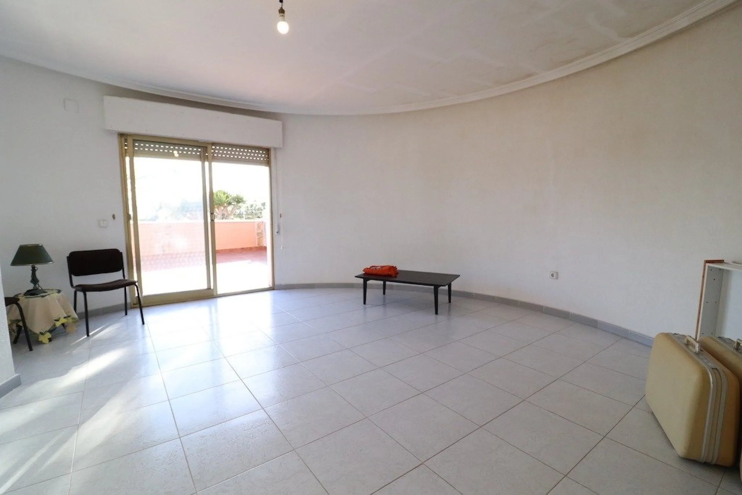 VILLA CON 1900 M2 DE PARCELA. 5 DORM. 3 BAÑOS. 2 SALONES. 380M2 DE CASA. PISCINA PRIVADA.
