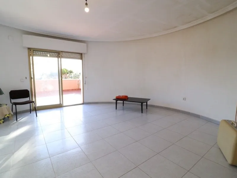 VILLA CON 1900 M2 DE PARCELA. 5 DORM. 3 BAÑOS. 2 SALONES. 380M2 DE CASA. PISCINA PRIVADA.