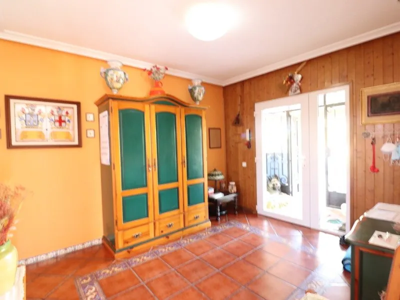 VILLA CON 1900 M2 DE PARCELA. 5 DORM. 3 BAÑOS. 2 SALONES. 380M2 DE CASA. PISCINA PRIVADA.
