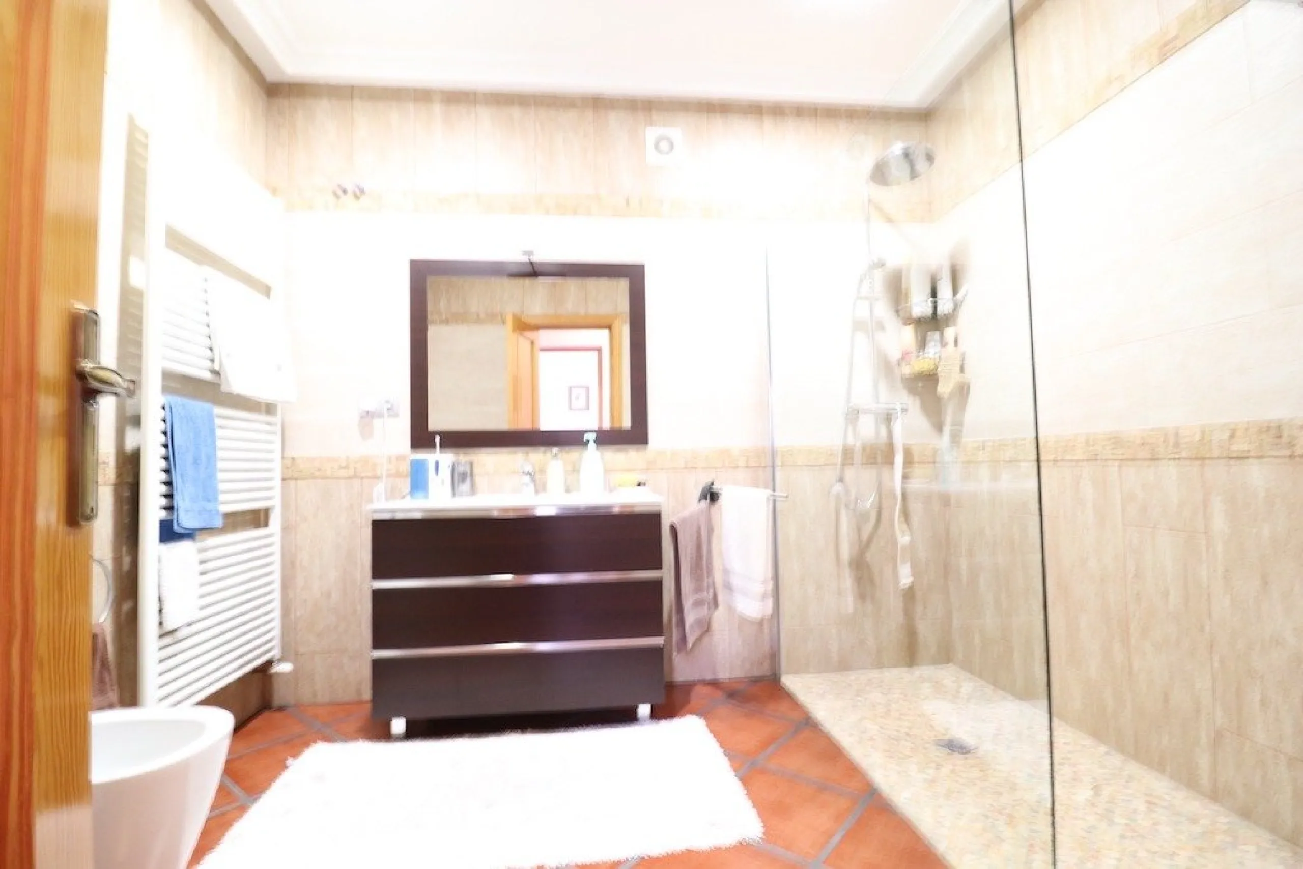 VILLA CON 1900 M2 DE PARCELA. 5 DORM. 3 BAÑOS. 2 SALONES. 380M2 DE CASA. PISCINA PRIVADA.
