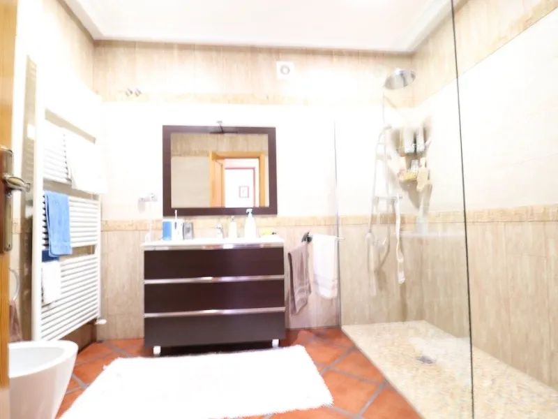 VILLA CON 1900 M2 DE PARCELA. 5 DORM. 3 BAÑOS. 2 SALONES. 380M2 DE CASA. PISCINA PRIVADA.