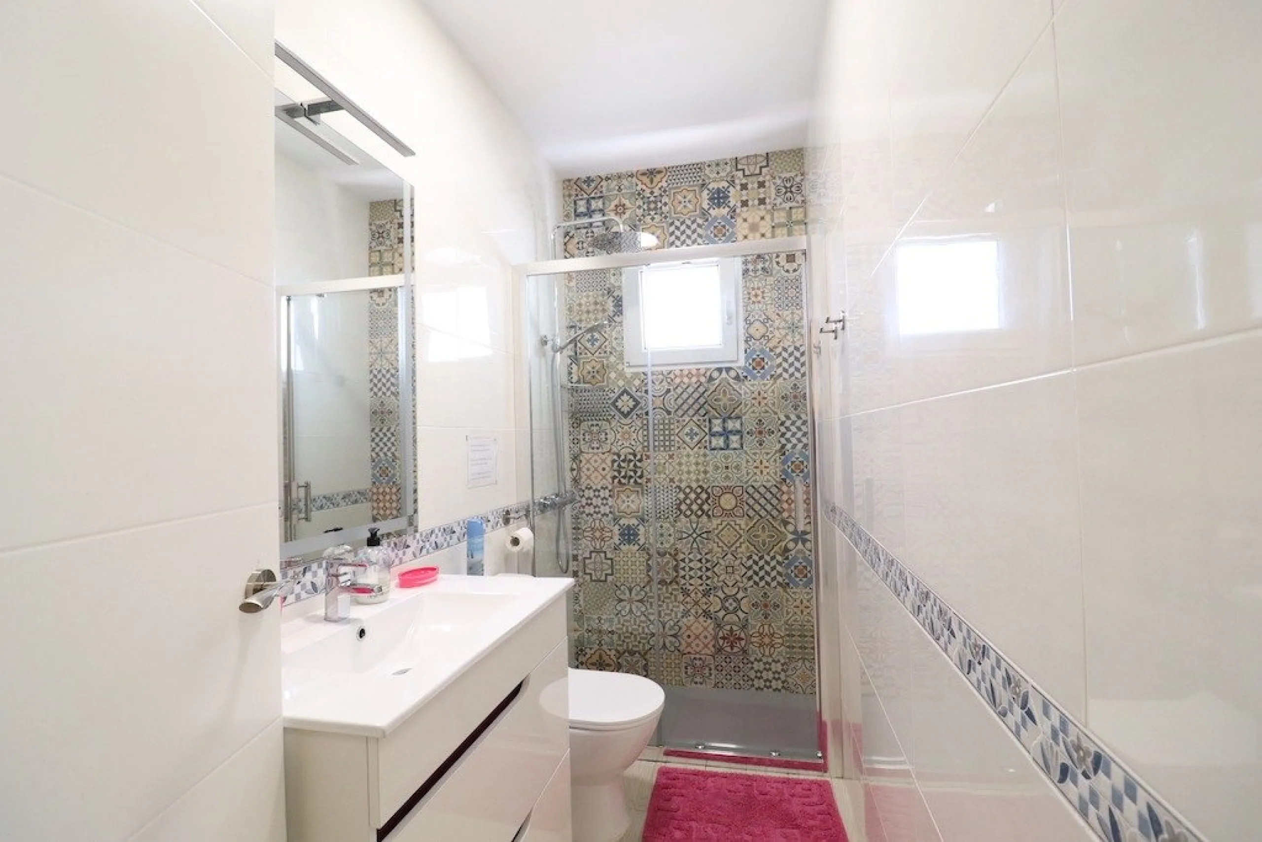 VILLA CON 1900 M2 DE PARCELA. 5 DORM. 3 BAÑOS. 2 SALONES. 380M2 DE CASA. PISCINA PRIVADA.
