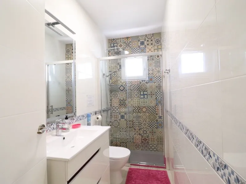 VILLA CON 1900 M2 DE PARCELA. 5 DORM. 3 BAÑOS. 2 SALONES. 380M2 DE CASA. PISCINA PRIVADA.