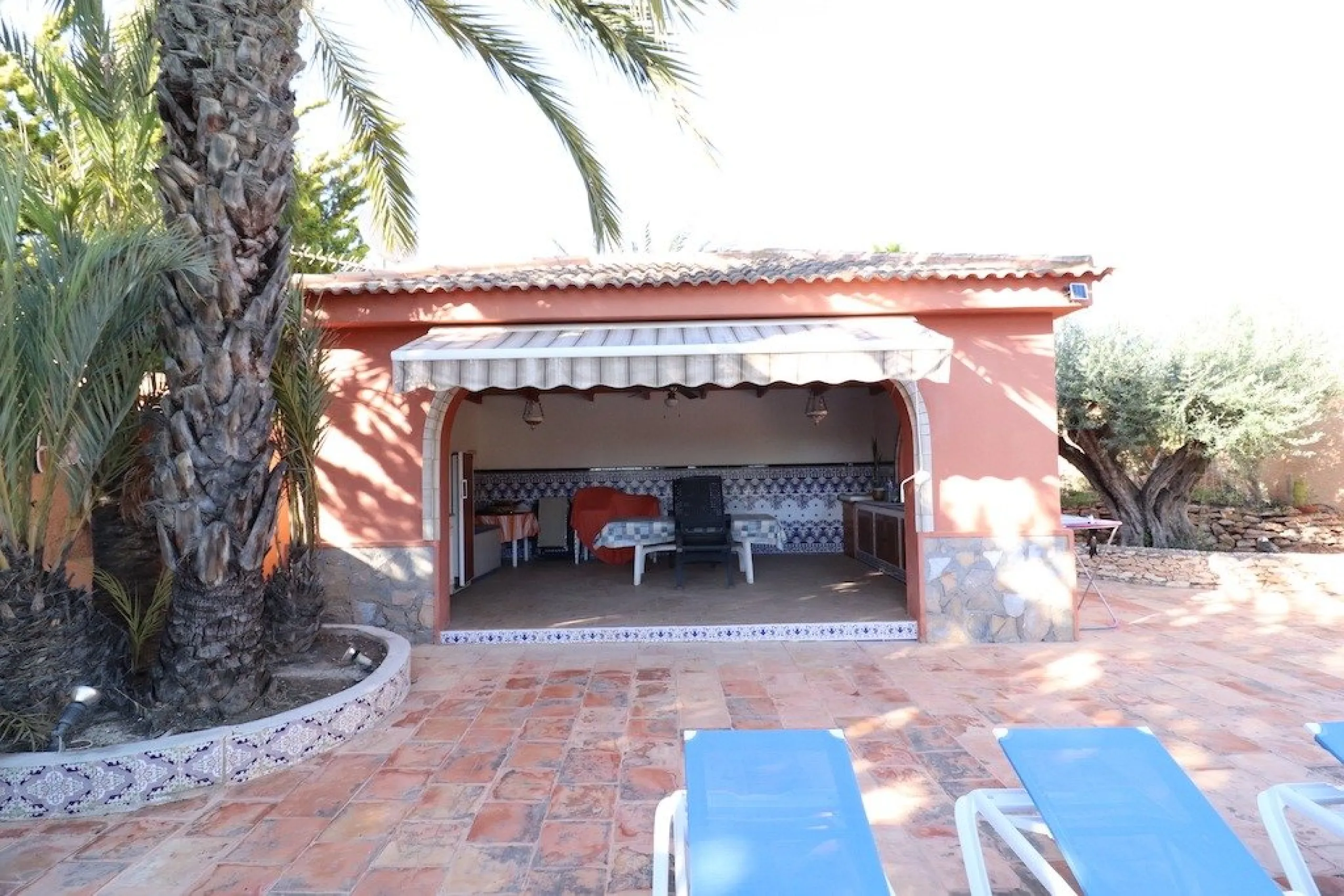 VILLA CON 1900 M2 DE PARCELA. 5 DORM. 3 BAÑOS. 2 SALONES. 380M2 DE CASA. PISCINA PRIVADA.