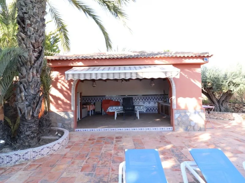 VILLA CON 1900 M2 DE PARCELA. 5 DORM. 3 BAÑOS. 2 SALONES. 380M2 DE CASA. PISCINA PRIVADA.