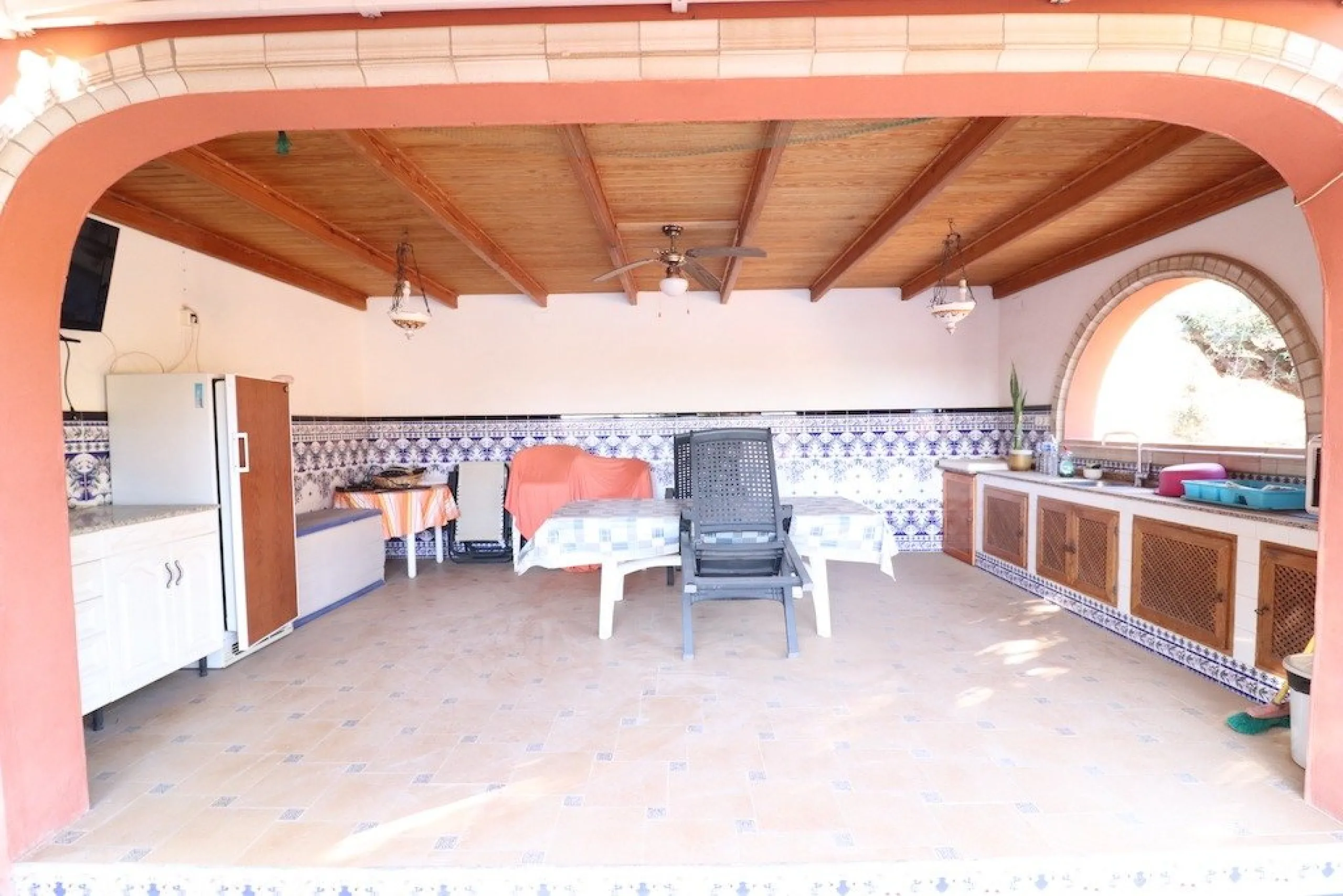 VILLA CON 1900 M2 DE PARCELA. 5 DORM. 3 BAÑOS. 2 SALONES. 380M2 DE CASA. PISCINA PRIVADA.