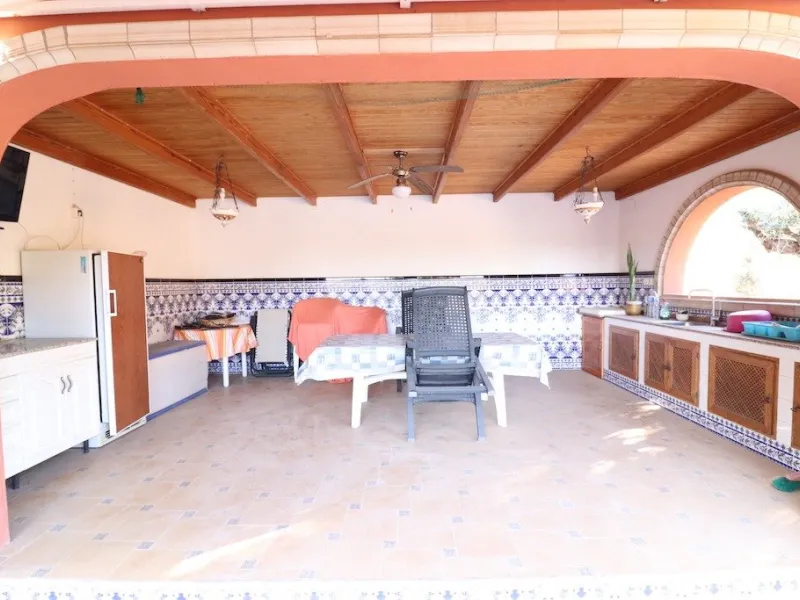 VILLA CON 1900 M2 DE PARCELA. 5 DORM. 3 BAÑOS. 2 SALONES. 380M2 DE CASA. PISCINA PRIVADA.