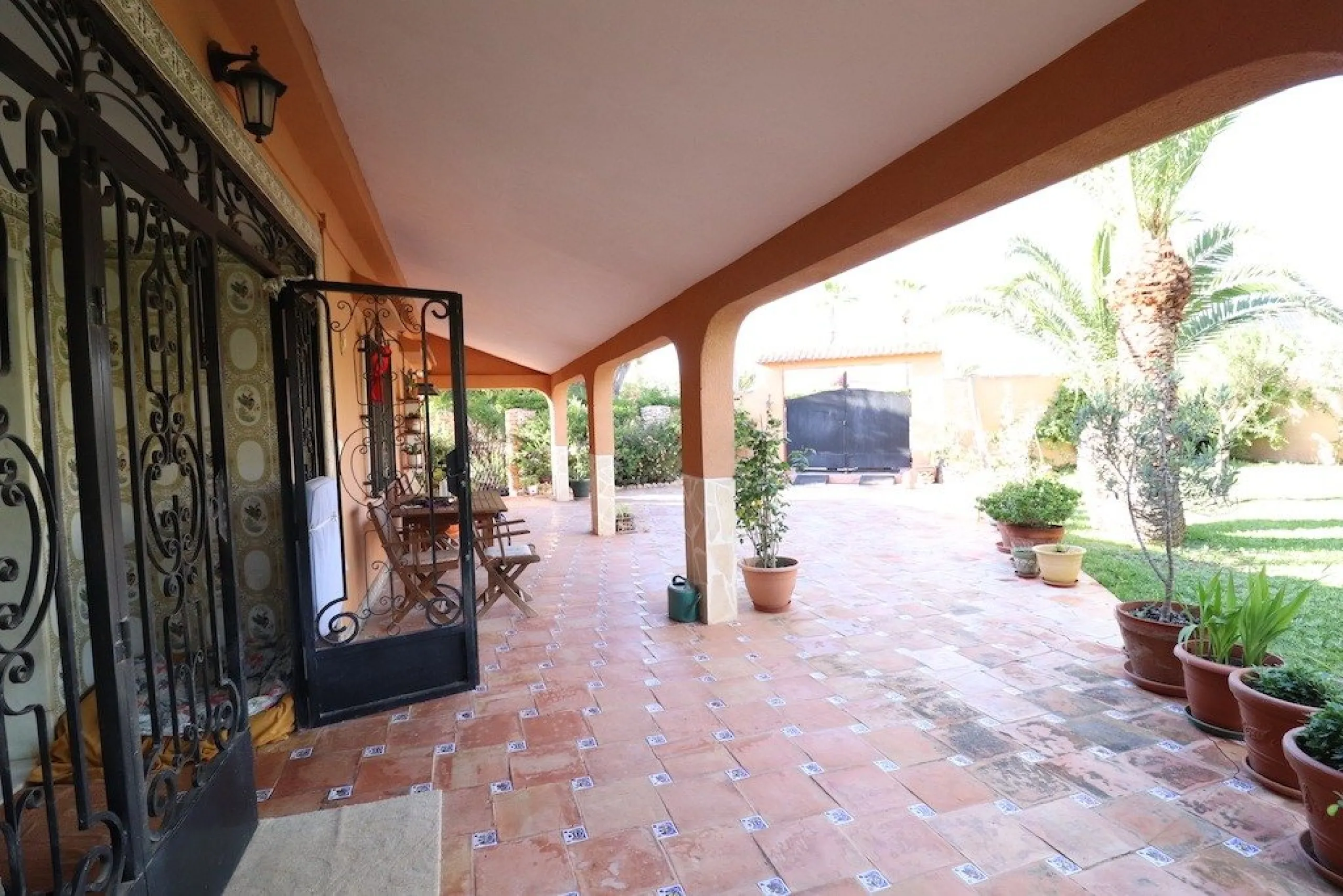 VILLA CON 1900 M2 DE PARCELA. 5 DORM. 3 BAÑOS. 2 SALONES. 380M2 DE CASA. PISCINA PRIVADA.