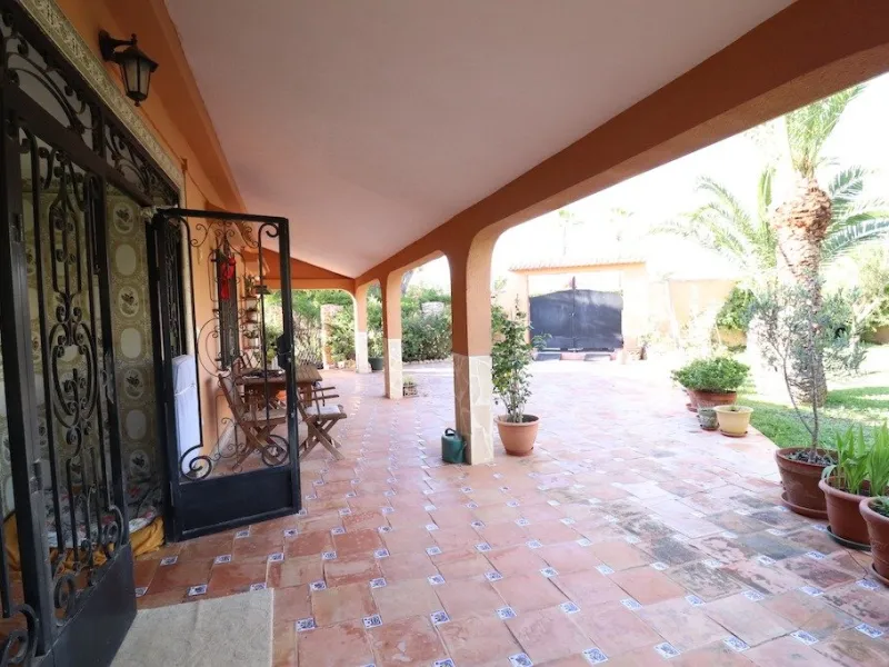 VILLA CON 1900 M2 DE PARCELA. 5 DORM. 3 BAÑOS. 2 SALONES. 380M2 DE CASA. PISCINA PRIVADA.