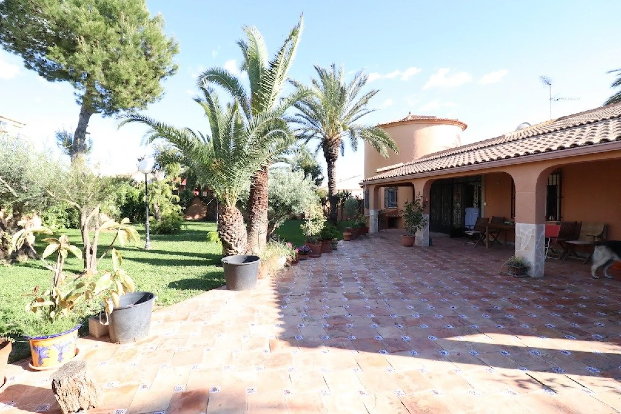 VILLA CON 1900 M2 DE PARCELA. 5 DORM. 3 BAÑOS. 2 SALONES. 380M2 DE CASA. PISCINA PRIVADA.